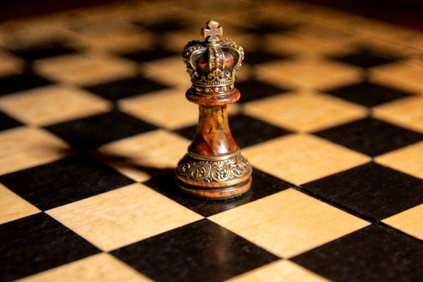 国际象棋棋盘上精美的棋子特写
